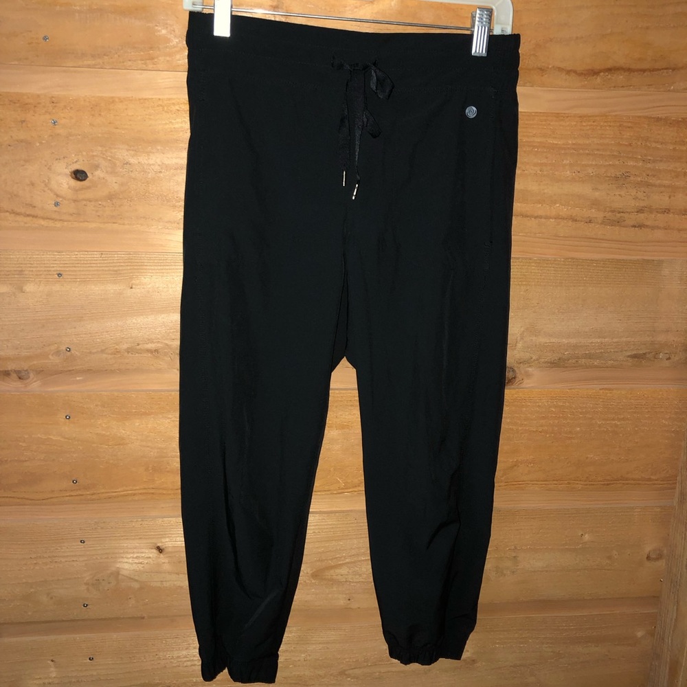 Apana
black jogger Capri pants
yoga
pockets
elastic waist & ankles
Small
